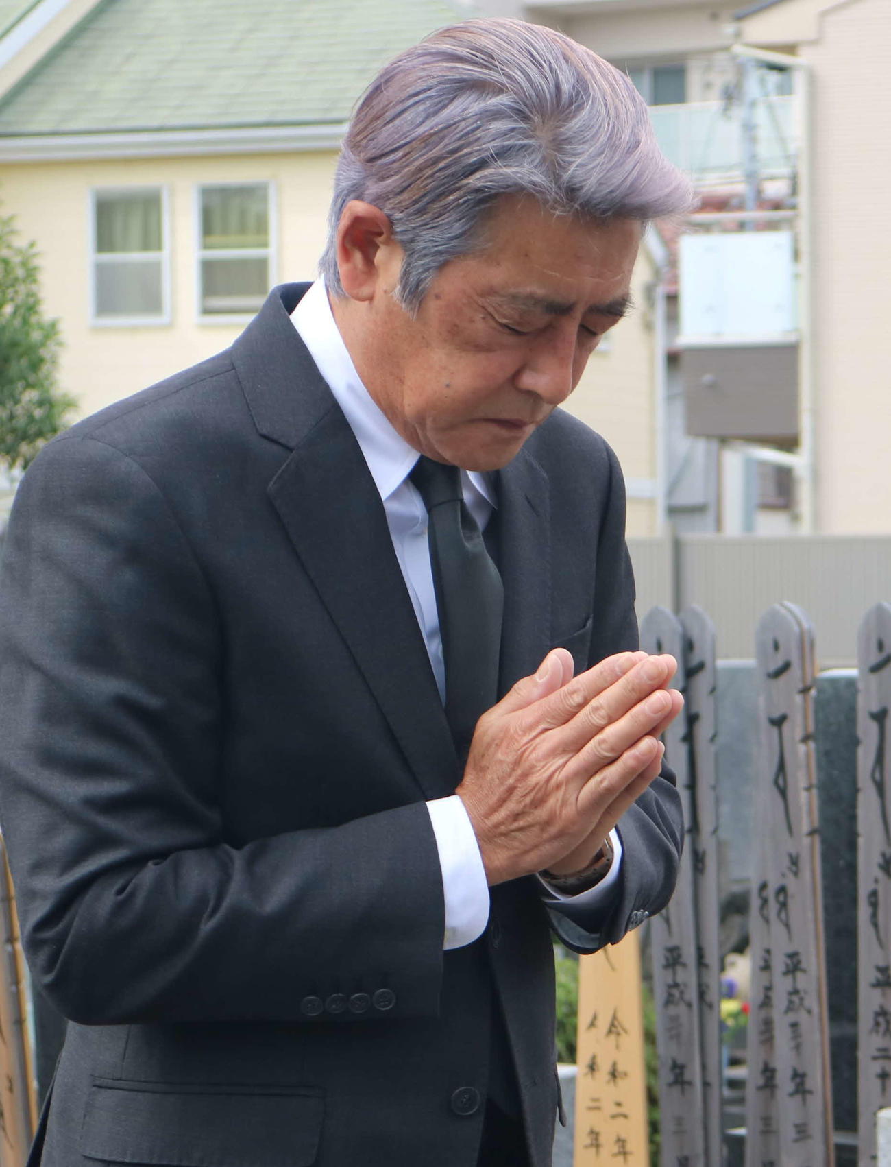 渡哲也さんのお墓を参り、手を合わせる神田正輝