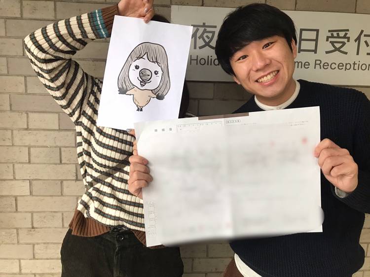 一般女性との結婚を報告したお笑いトリオ、ハナコの秋山寛貴（右）。左は結婚相手の女性