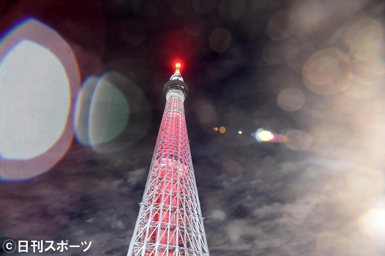 「炎色」に点灯した東京スカイツリー（撮影・横山健太）