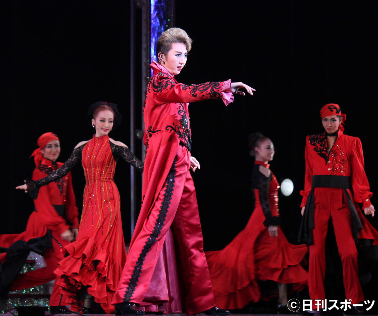 雪組選抜メンバーを率いてコンサートを行った専科スター凪七瑠海（撮影・村上久美子）