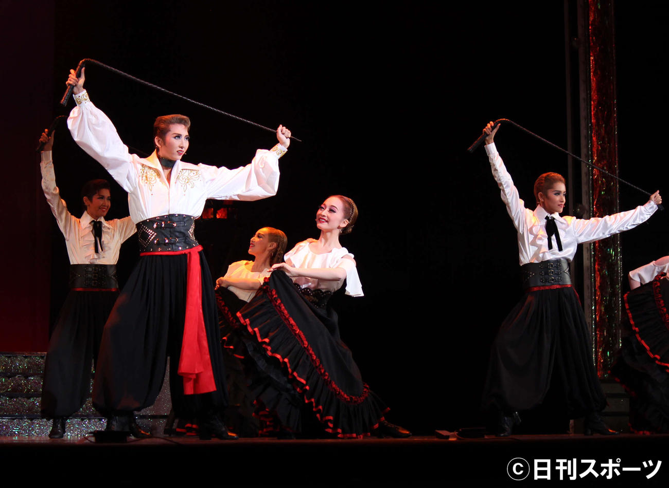 凪七瑠海（前列左端）は、雪組選抜メンバーを率いてコンサート（撮影・村上久美子）