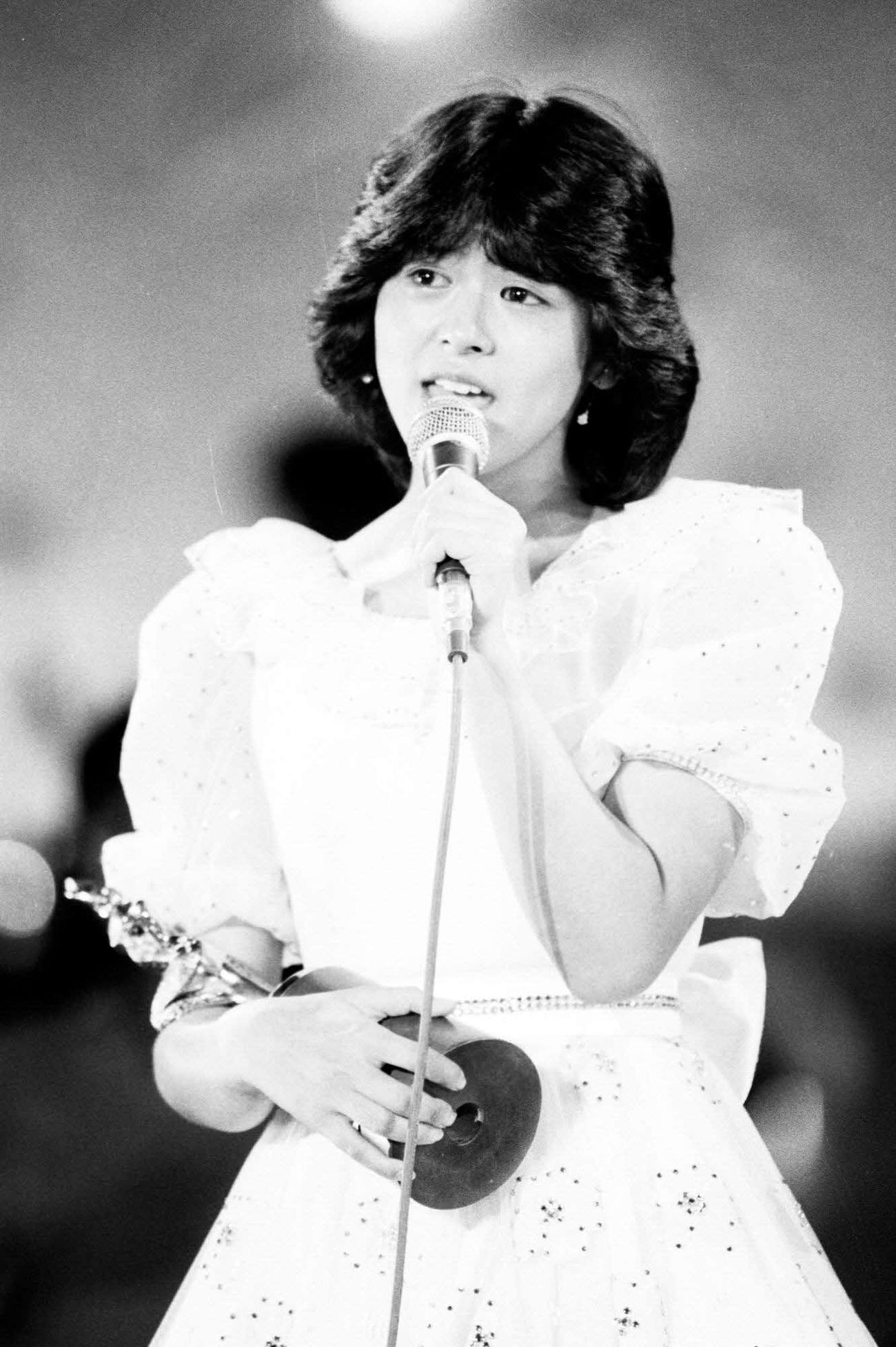 82年10月、熱唱をする小泉今日子