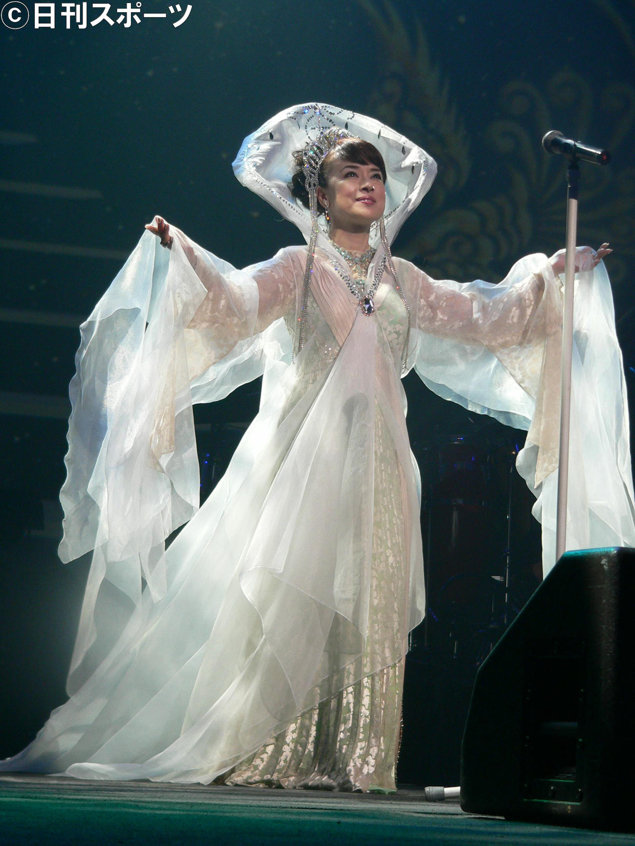 05年5月18日、ヒット曲「魅せられて」発売25周年記念コンサートで「魅せられて2004」を披露したジュディ・オング