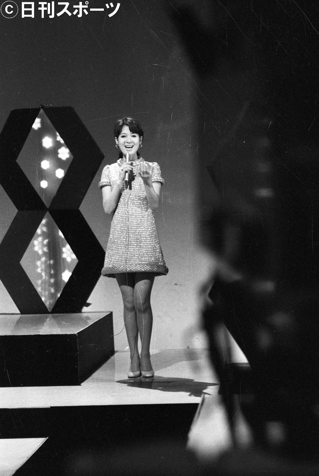 69年3月5日、「ブルー・ライト・ヨコハマ」を熱唱するいしだあゆみ
