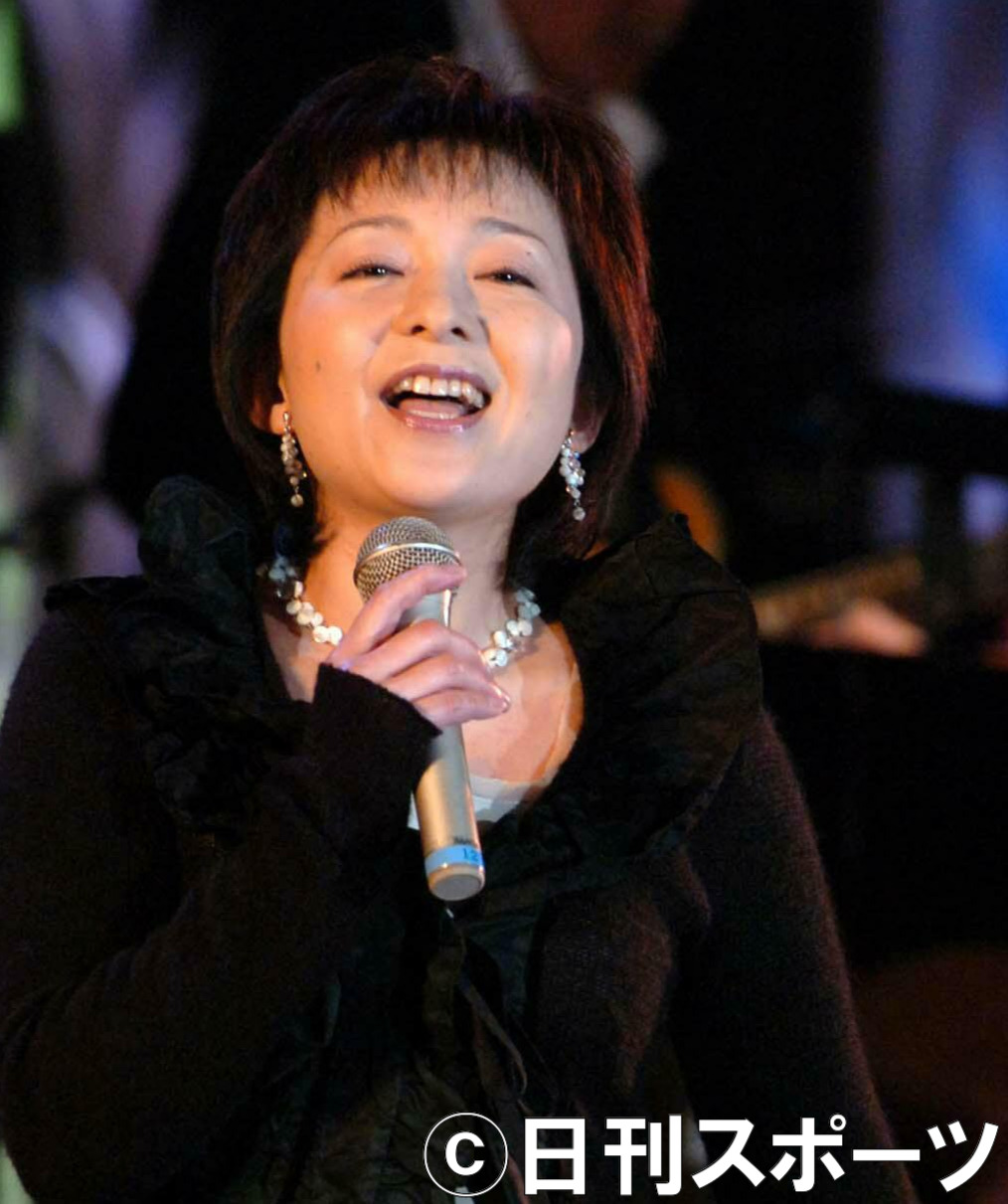05年11月10日、渡辺プロ創立50周年パーティーで「木綿のハンカチーフ」を歌う太田裕美