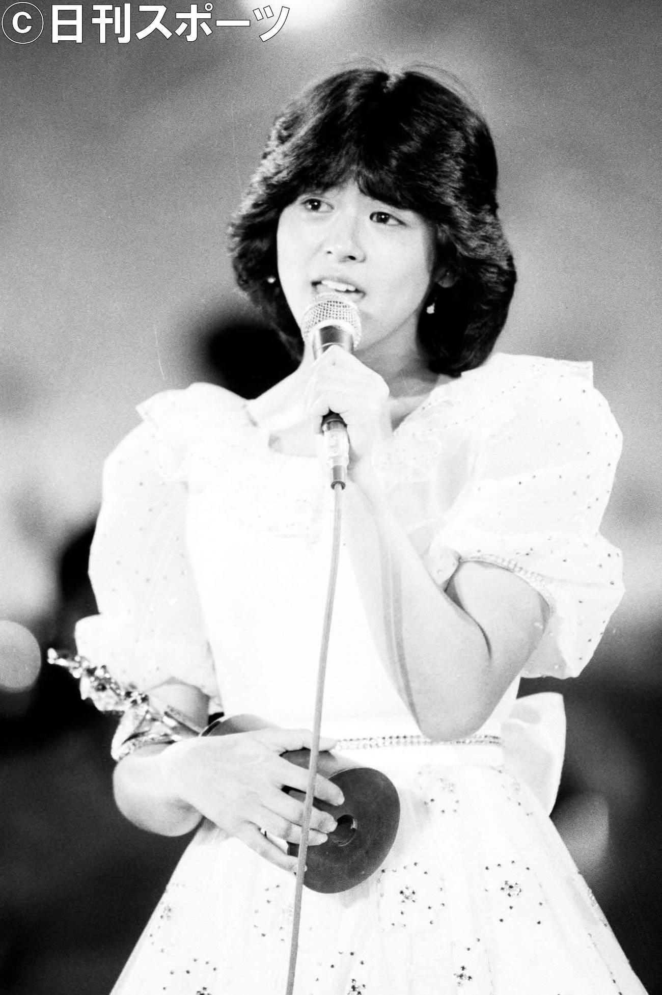 82年10月、熱唱をする小泉今日子