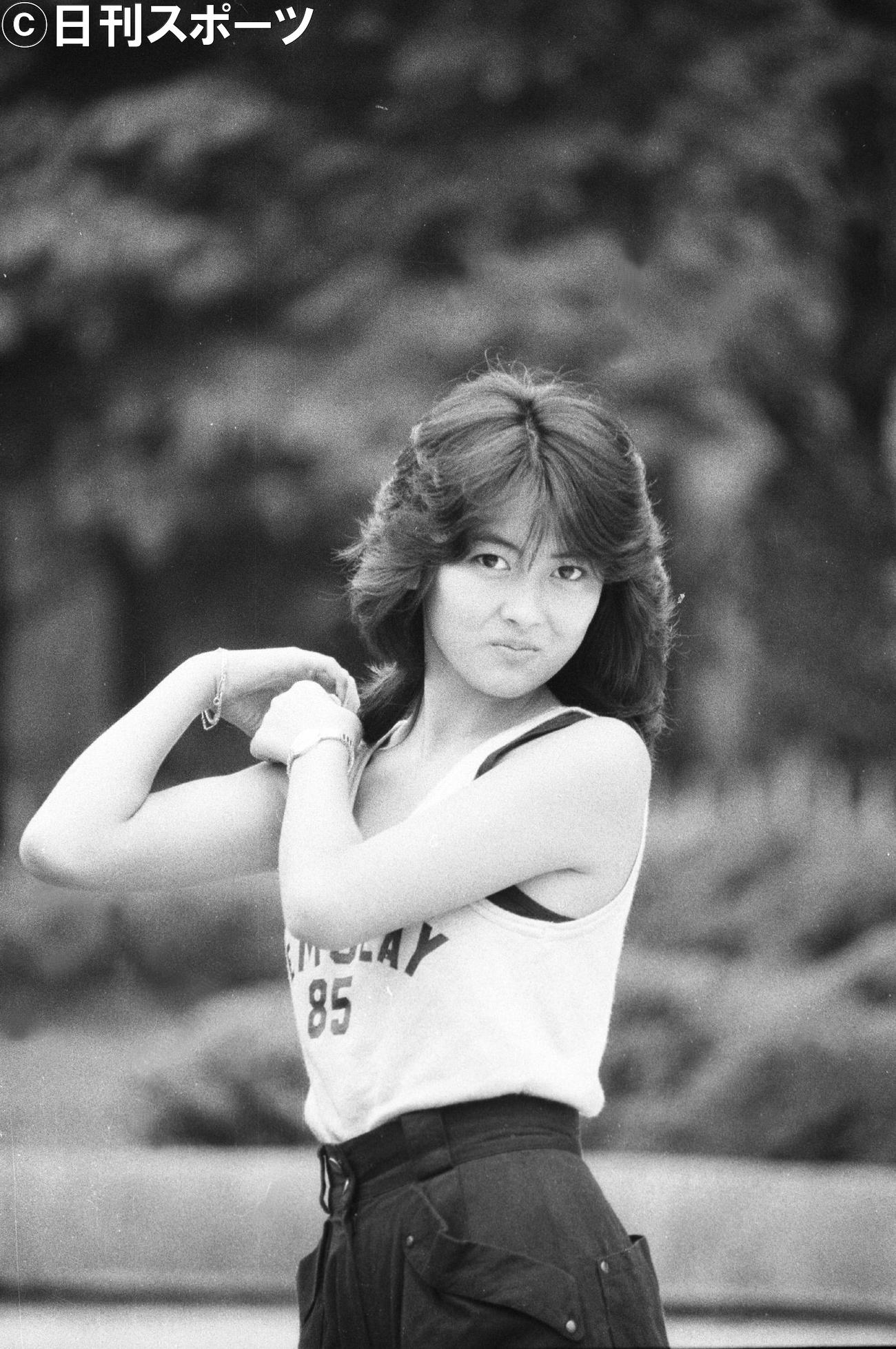 85年7月、ポーズをとる中山美穂