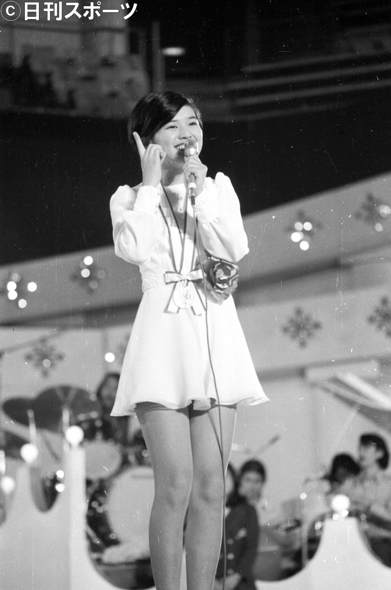 73年11月20日、第4回日本歌謡大賞　「わたしの青い鳥」で放送音楽新人賞を受賞した桜田淳子