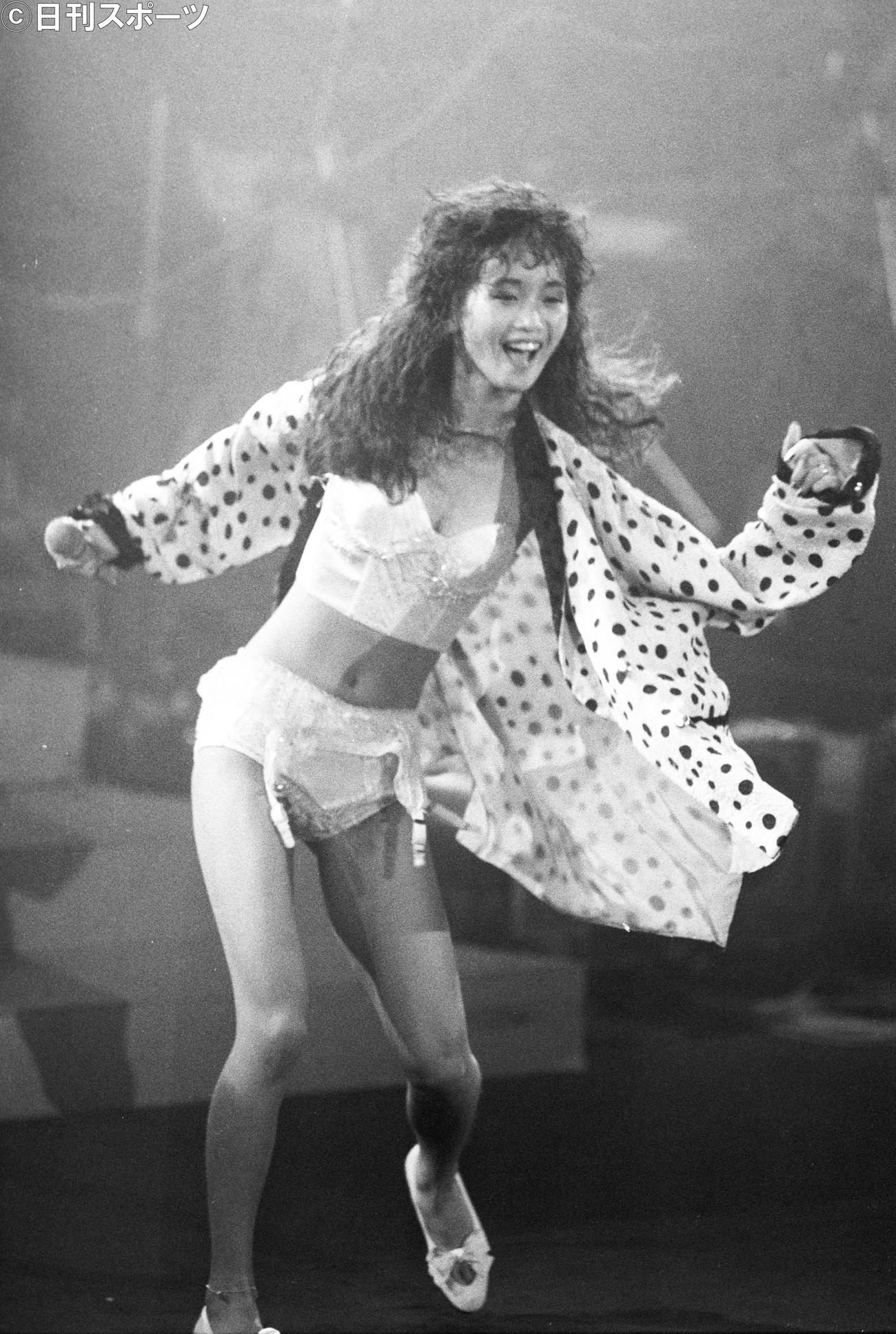 86年8月27日、おなじみのヘソ出しルックでトランジスターグラマーの体をくねらせる本田美奈子