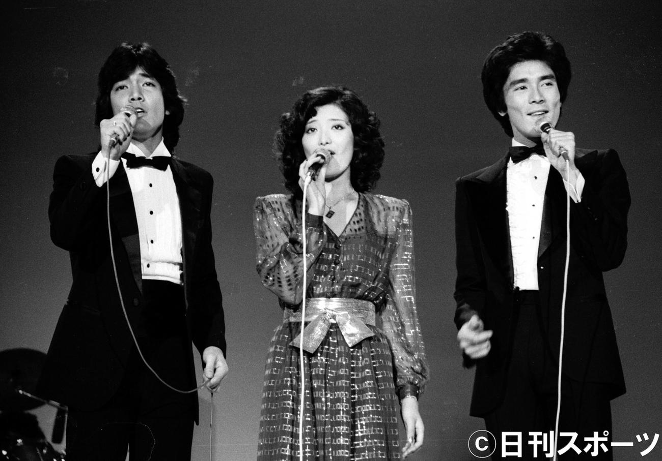 80年、日本テレビ「山口百恵スペシャル」で熱唱する（左から）野口五郎、山口百恵、郷ひろみ