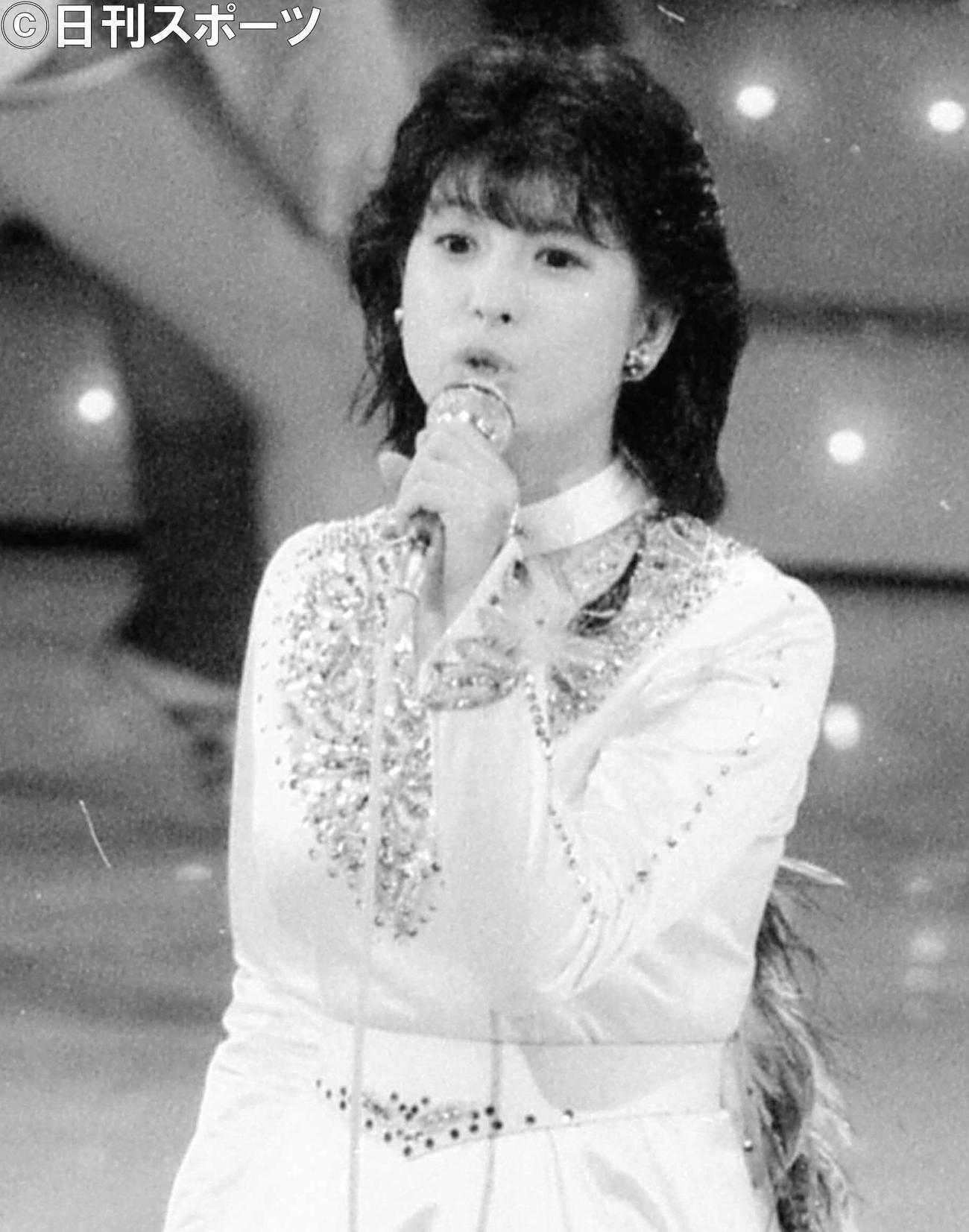 第34回NHK紅白歌合戦で熱唱する河合奈保子