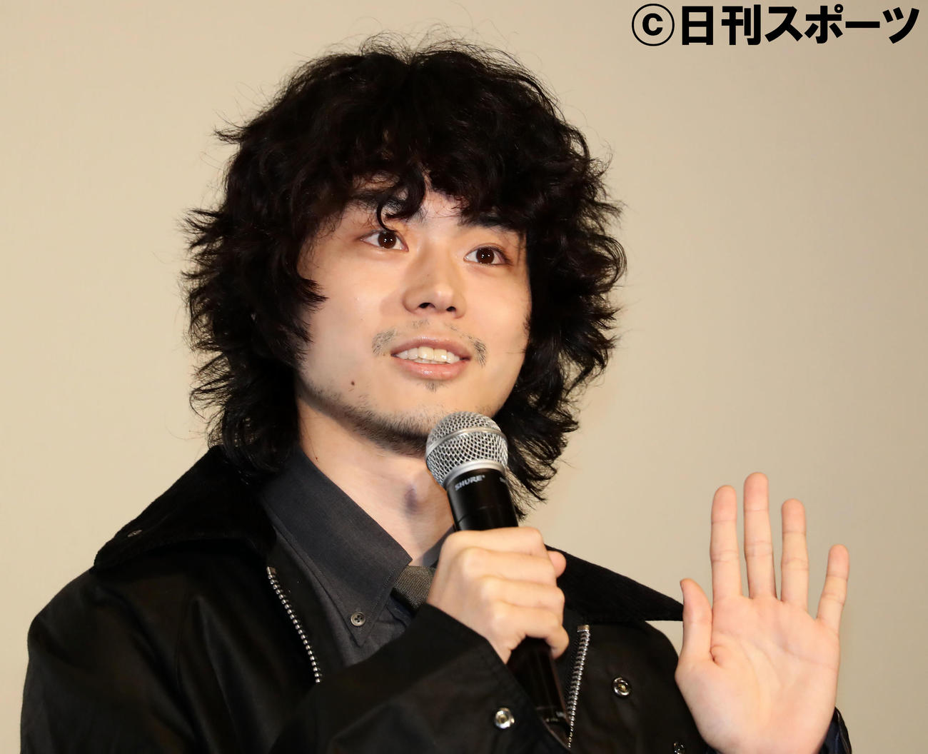 映画「糸」の感謝舞台あいさつで、笑顔であいさつする菅田将暉（撮影・浅見桂子）