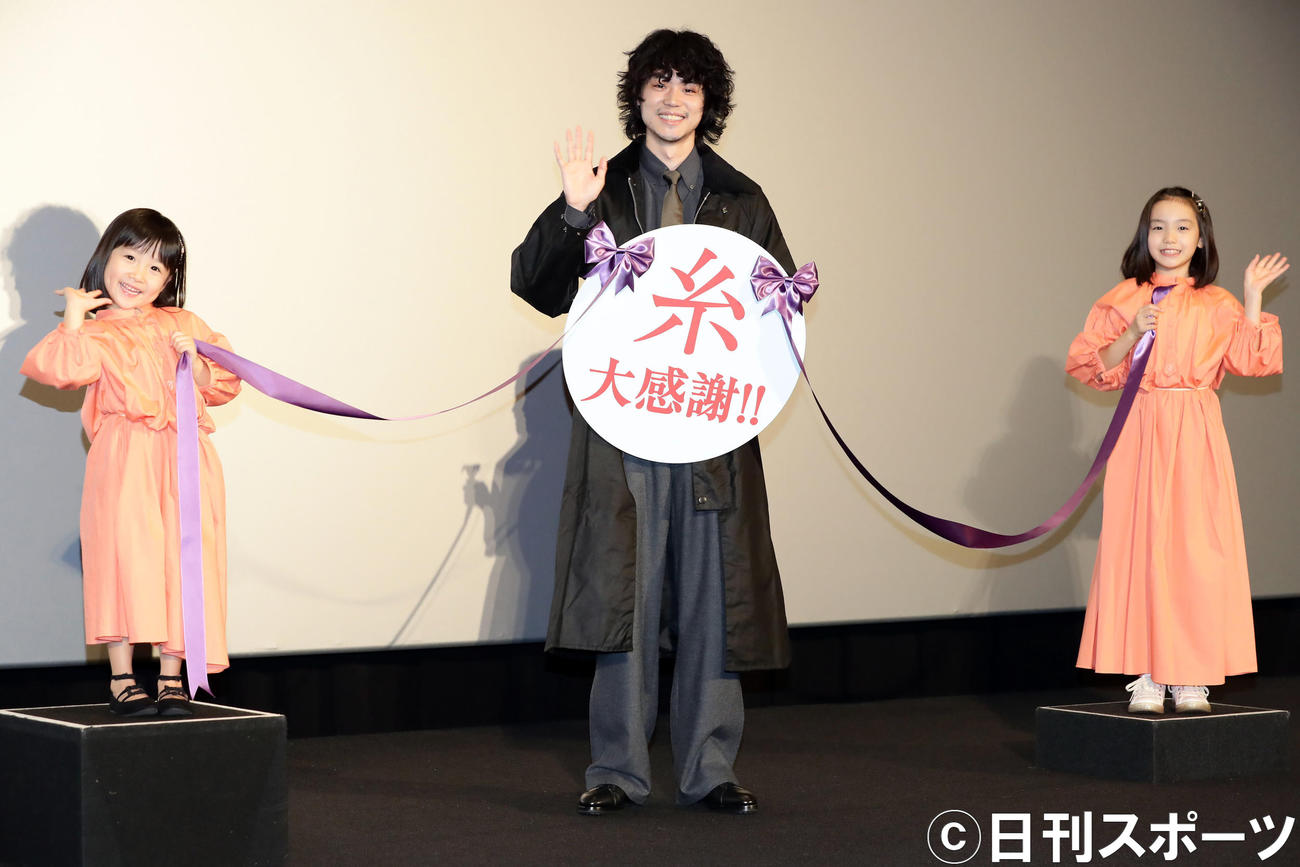 映画「糸」の感謝舞台あいさつで、中野翠咲（右）（左）と稲垣来泉（右）と笑顔で記念撮影する菅田将暉（撮影・浅見桂子）