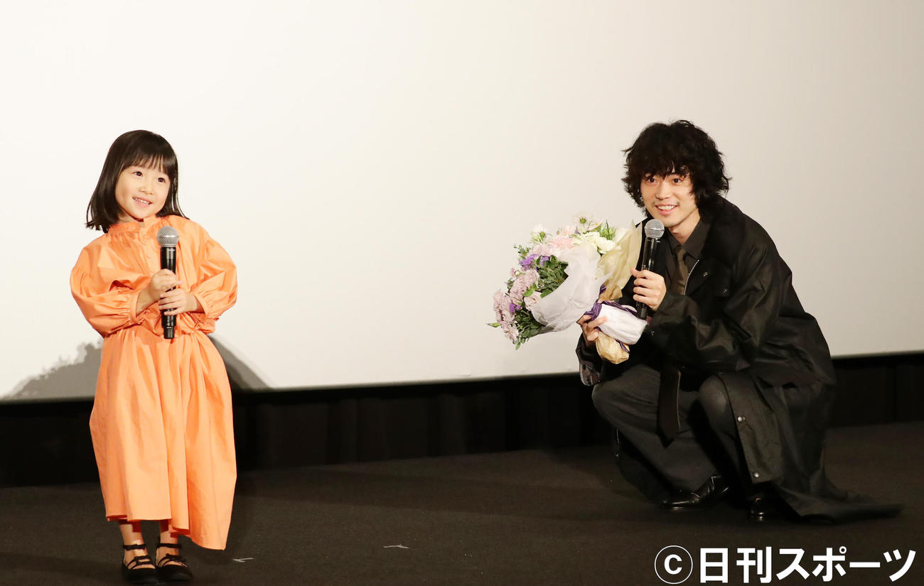 映画「糸」の感謝舞台あいさつに、サプライズでかけつけた子役の中野翠咲（左）に笑顔で話しかける菅田将暉（撮影・浅見桂子）