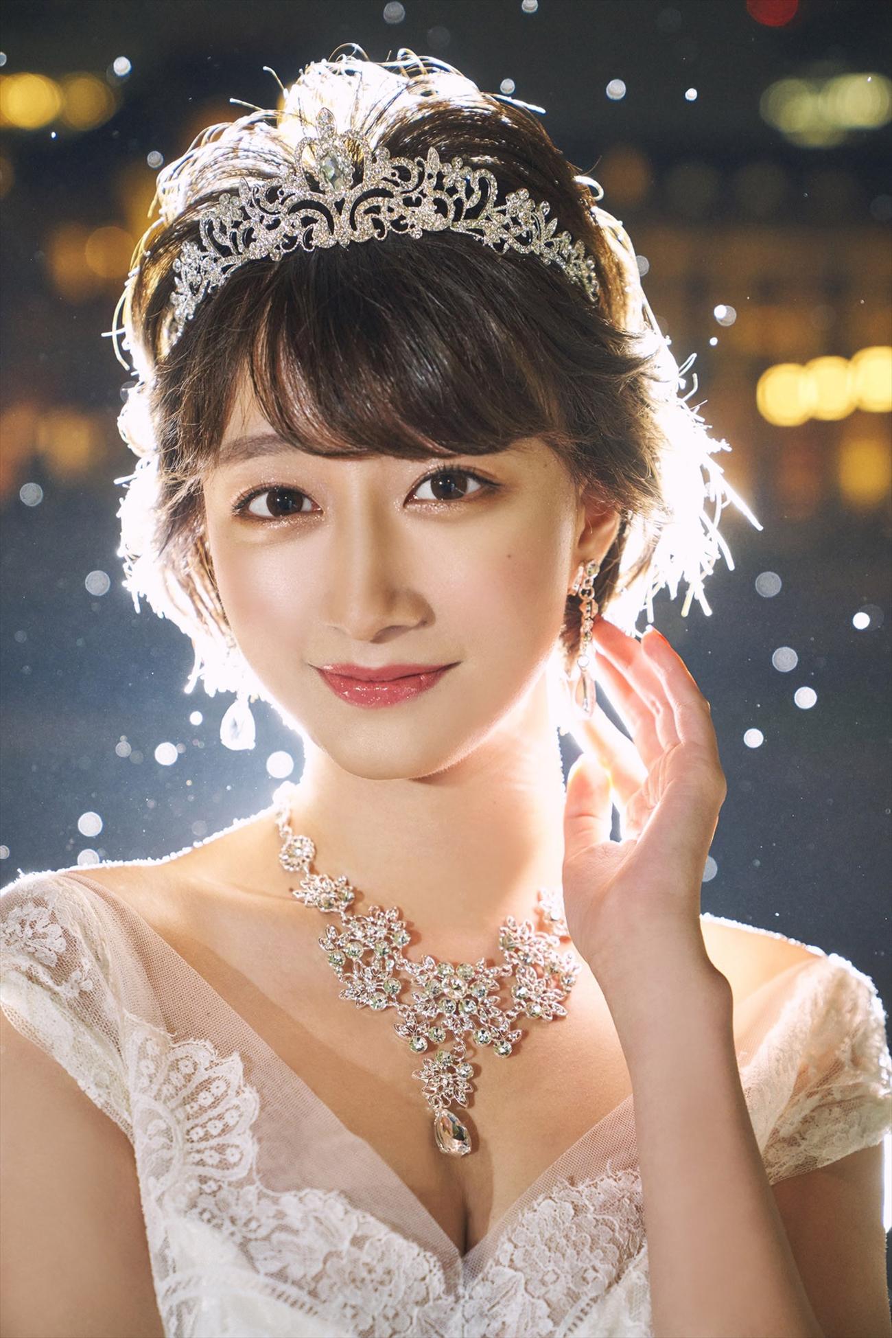舞台「グッド・バイ」に出演する福島雪菜はウエディングドレス姿で笑顔