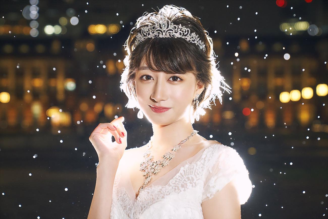 舞台「グッド・バイ」に出演する福島雪菜はウエディングドレス姿で笑顔