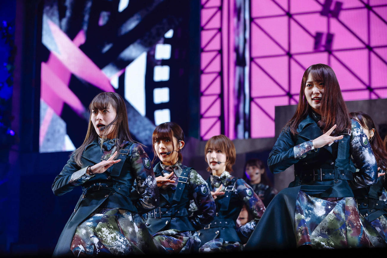 ラストライブ初日公演でパフォーマンスする守屋茜（手前左）と菅井友香（同右）