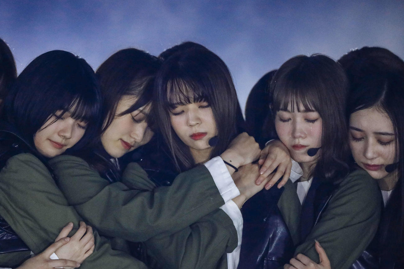 欅坂46のラストライブ初日公演で「黒い羊」をパフォーマンスする欅坂46。左から藤吉夏鈴、菅井友香、小林由依、小池美波、佐藤詩織