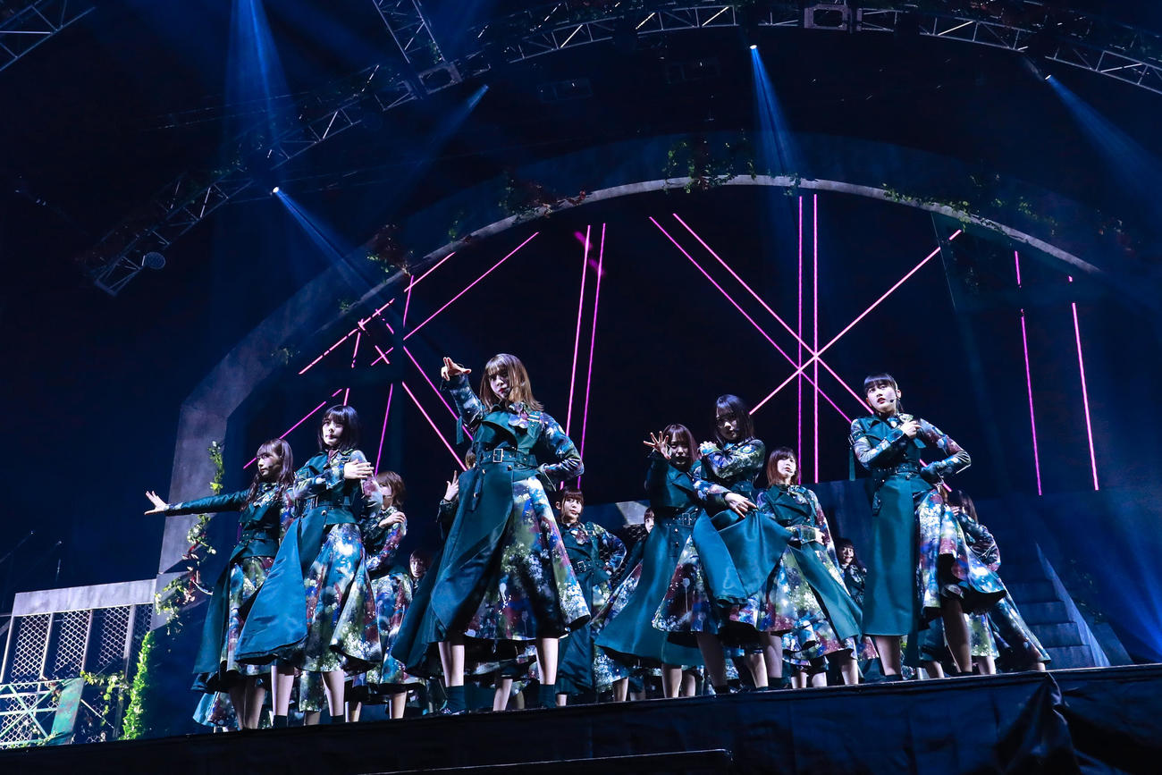 ラストライブ初日公演でパフォーマンスする欅坂46。手前中央は小林由依