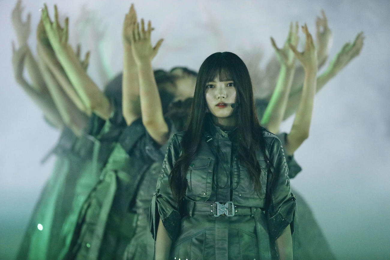 欅坂46のラストライブ初日公演で「もう森へ帰ろうか」をパフォーマンスする欅坂46。中央は上村莉菜