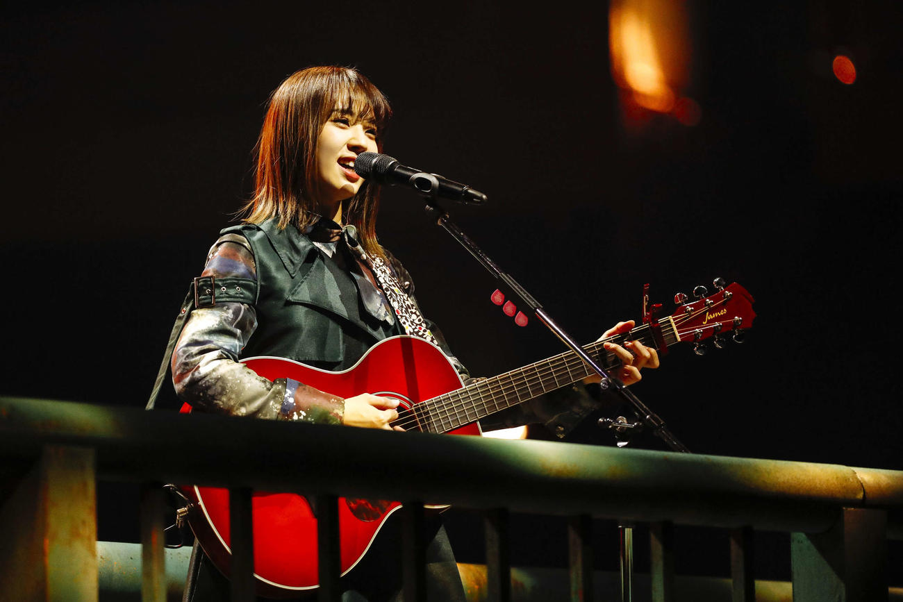 ラストライブ初日公演で「渋谷川」をギター弾き語りする小林由依