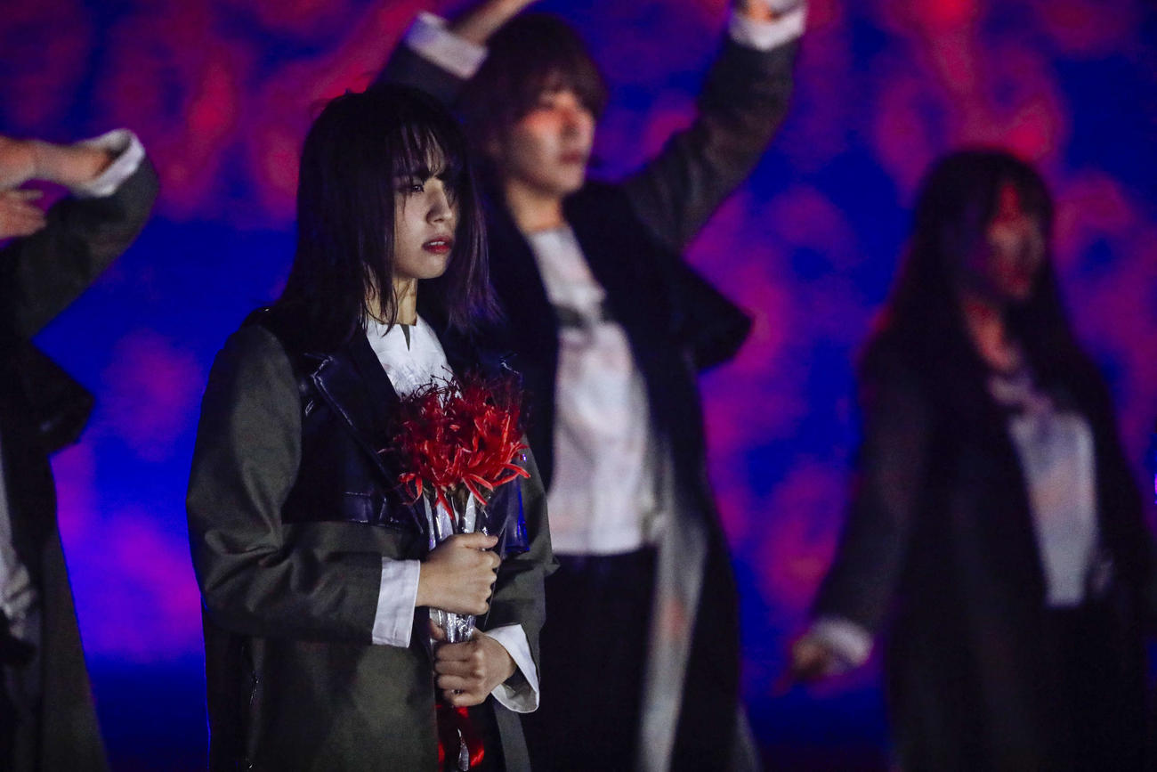 欅坂46のラストライブ初日公演で「黒い羊」をパフォーマンスする欅坂46。手前左は小林由依