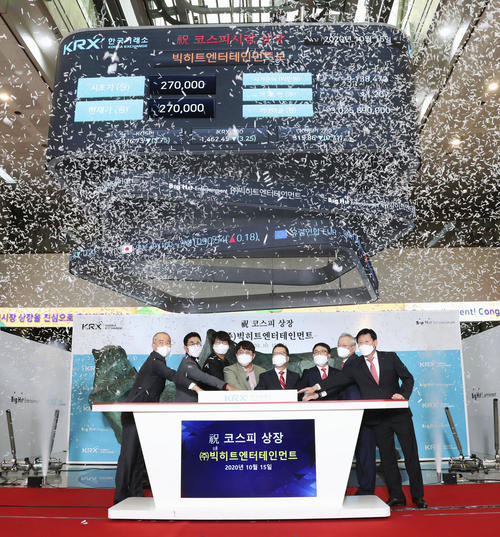 15日、ソウルの韓国取引所で開かれた「ビッグヒットエンターテインメント」の上場記念式（韓国取引所提供・共同）