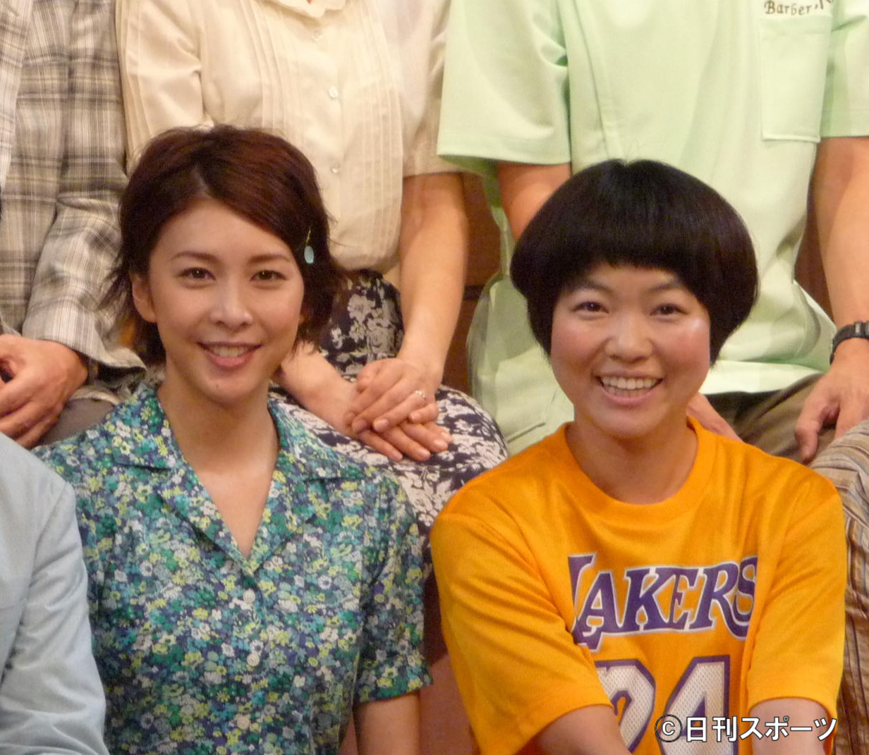 舞台「君となら」公開稽古に臨んだ、竹内結子さんとイモトアヤコ（2014年8月8日撮影）