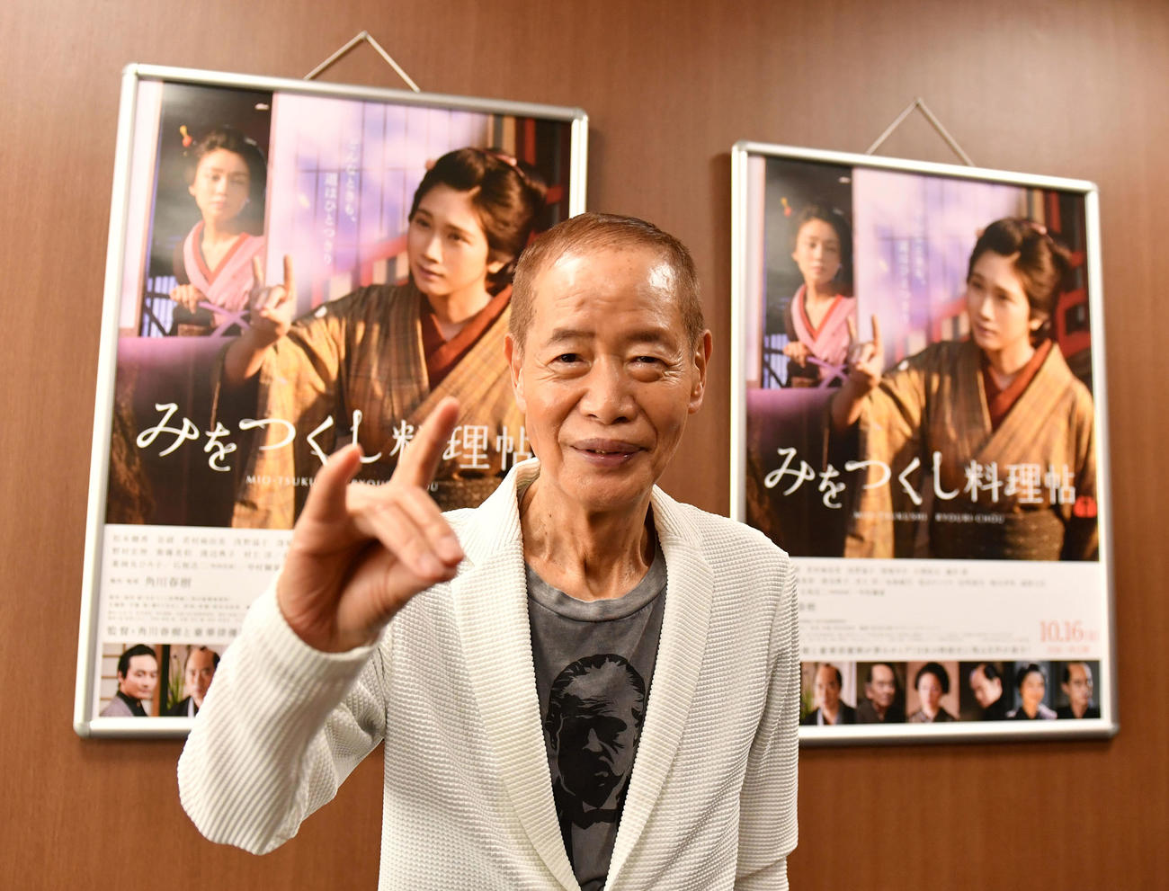 映画「みをつくし料理帖」劇中に登場するポーズを決める角川春樹監督（撮影・柴田隆二）