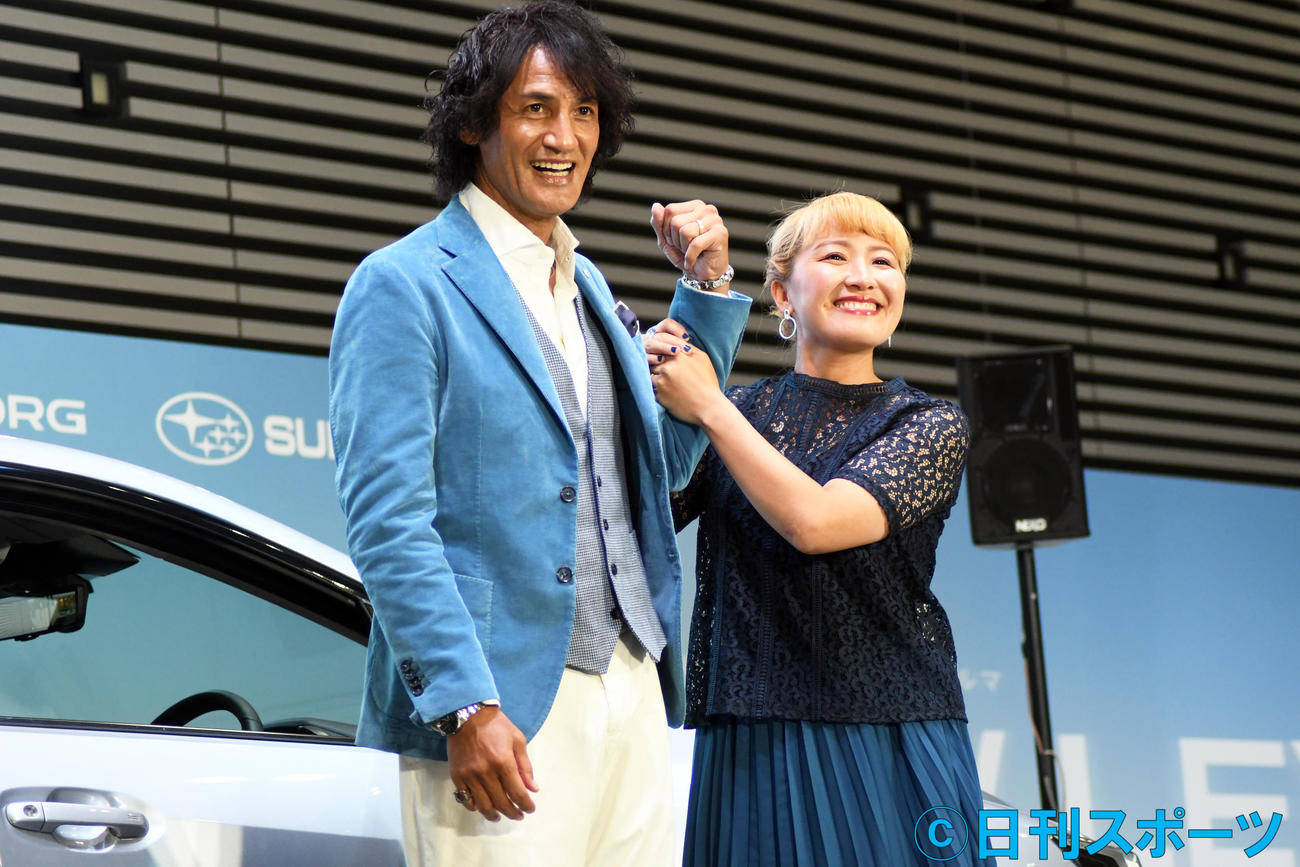 スバル「新型レヴォーグ」発表記念イベントで笑顔の本並健治氏と丸山桂里奈夫妻（撮影・大友陽平）