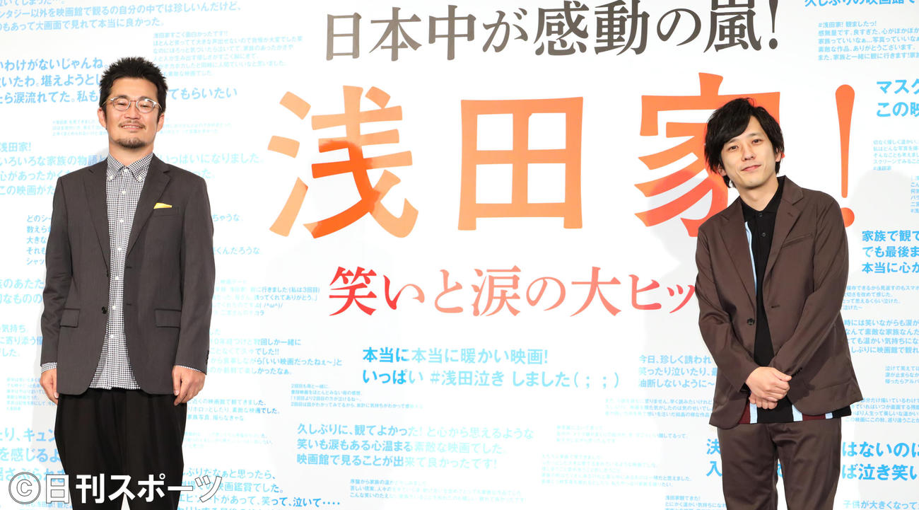 映画「浅田家！」大ヒット御礼舞台あいさつをする二宮和也（右）と中野量太監督（撮影・中島郁夫）