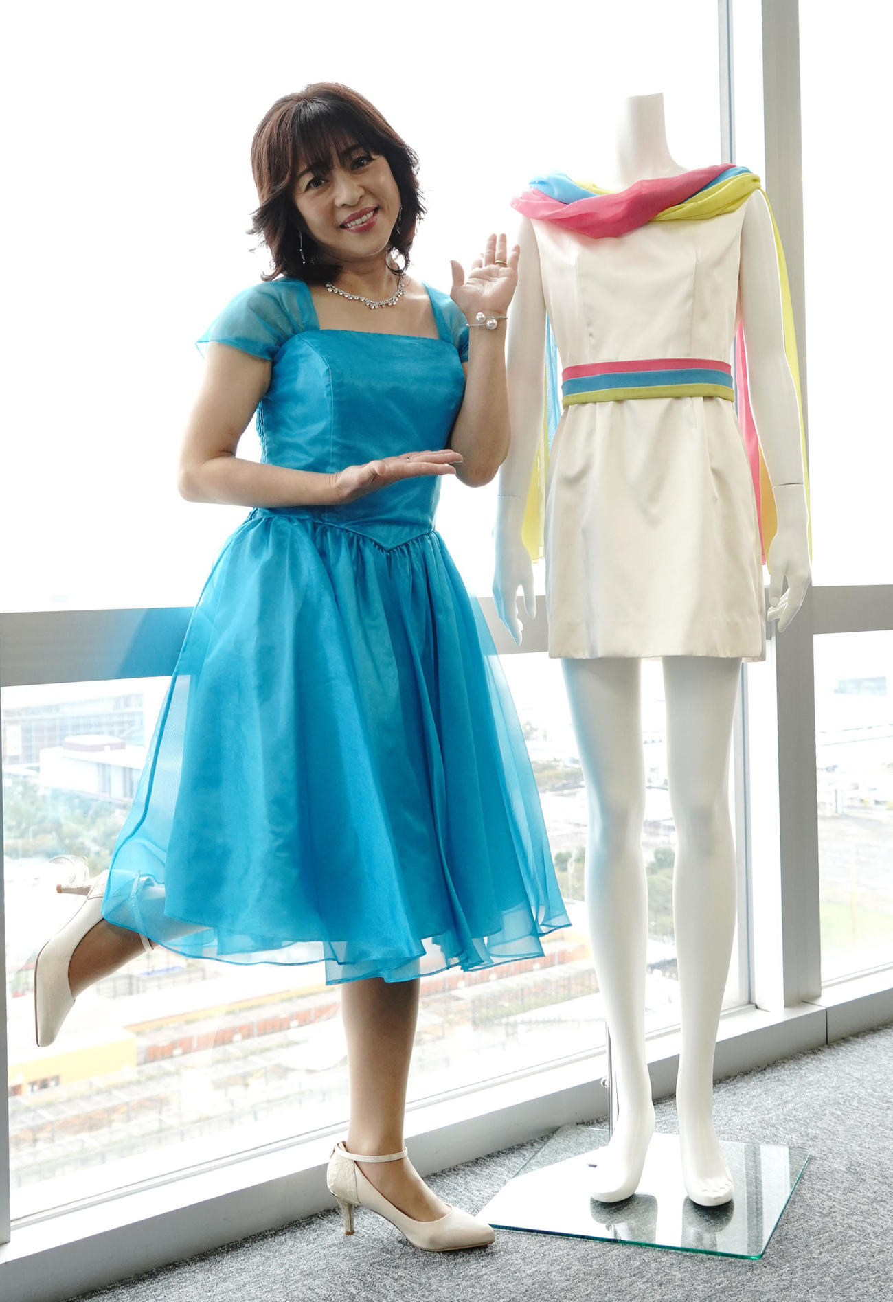 来年1月16日に開催される「松本明子presents　黄金の80年代アイドルうたつなぎ～うれしなつかし胸キュンコンサート～」を企画した松本明子。横はデビュー当時の衣装（撮影・佐藤成）