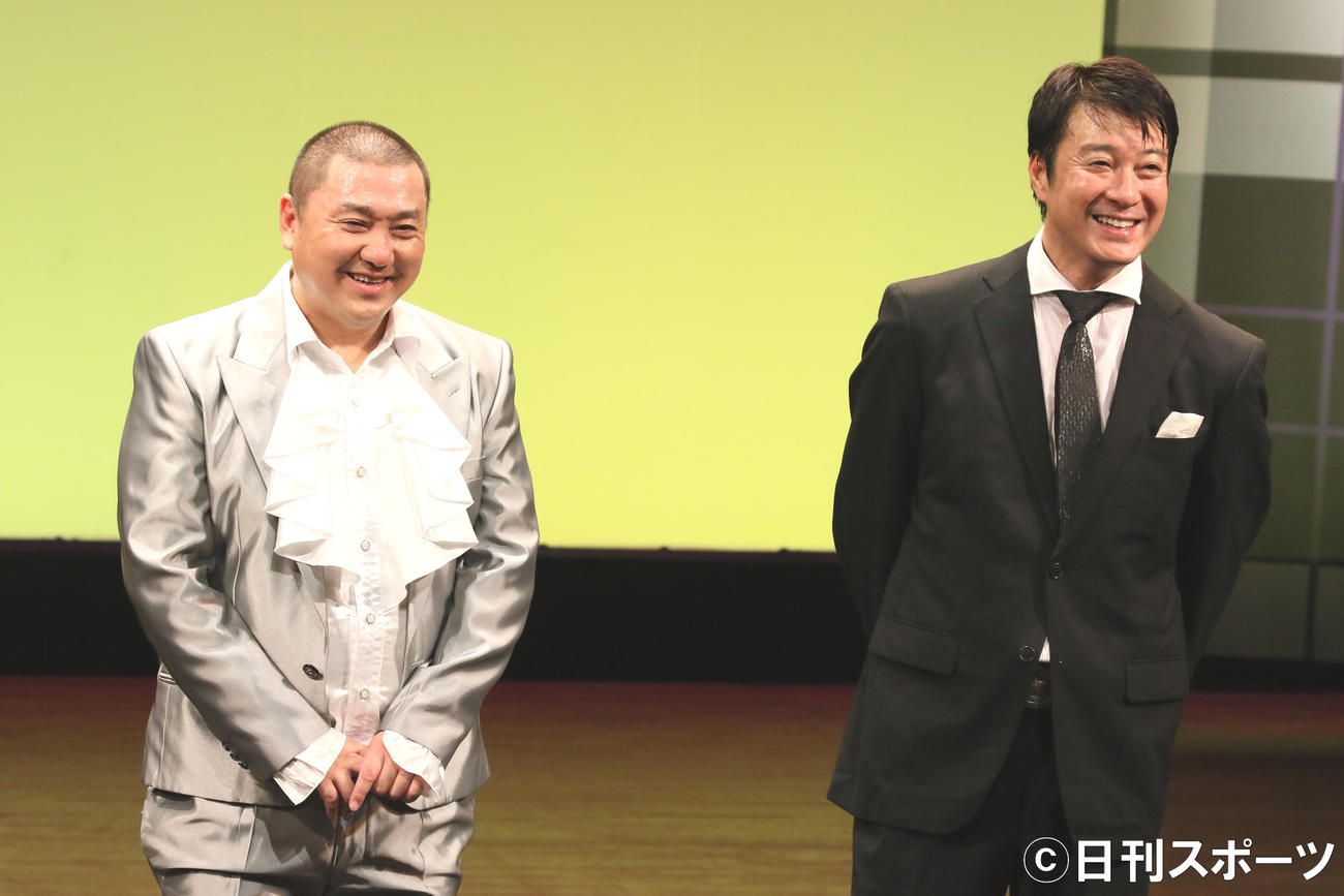 極楽とんぼの山本圭壱（左）と加藤浩次（2016年9月10日撮影）