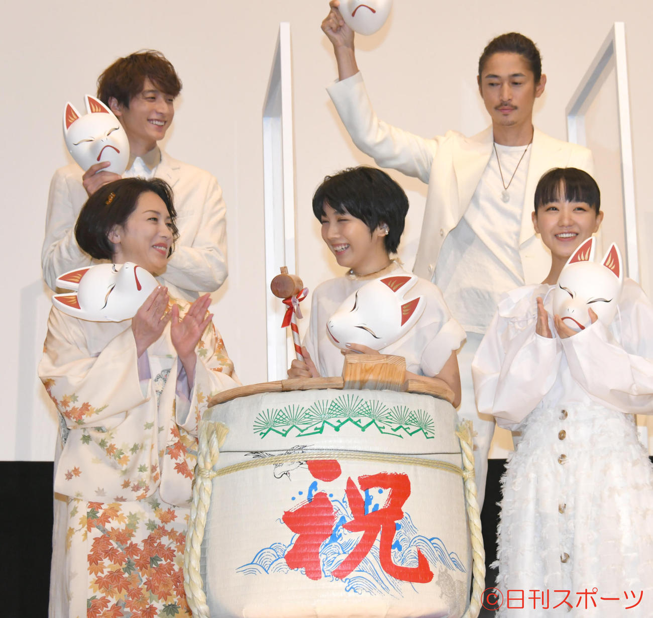「みをつくし料理帖」の初日で、鏡を開く前列左から若村麻由美、松本穂香、奈緒、後列左から小関裕太、窪塚洋介（撮影・酒井清司）