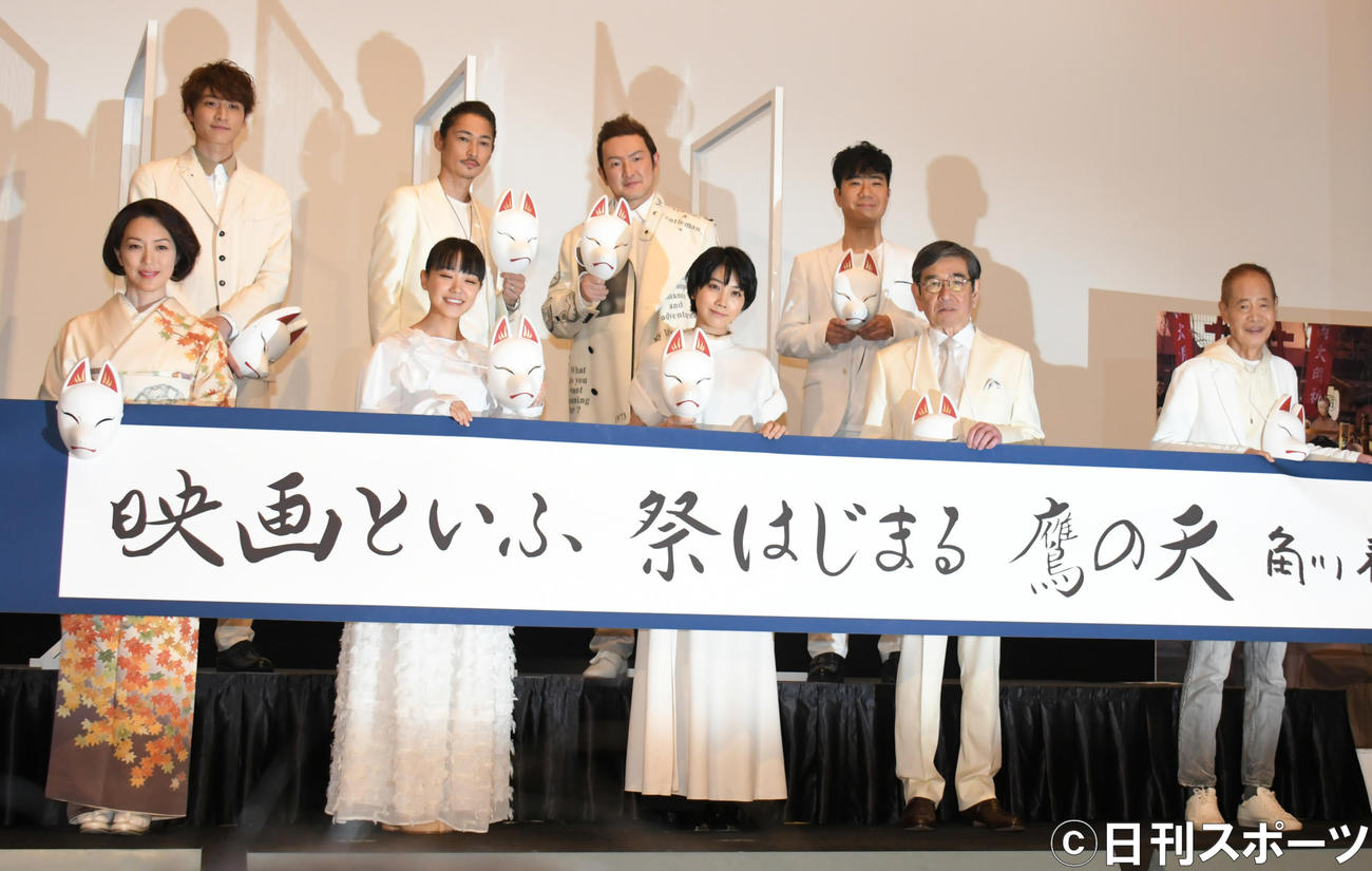 「みをつくし料理帖」の初日で、記念撮影する前列左から若村麻由美、奈緒、松本穂香、石坂浩二、角川春樹監督、後列左から小関裕太、窪塚洋介、中村獅童、藤井隆（撮影・酒井清司）