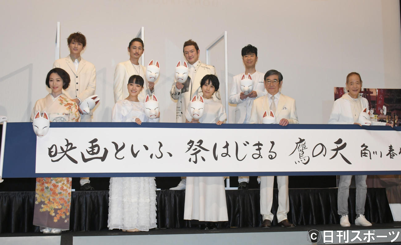 「みをつくし料理帖」の初日で、記念撮影する前列左から若村麻由美、奈緒、松本穂香、石坂浩二、角川春樹監督、後列左から小関裕太、窪塚洋介、中村獅童、藤井隆（撮影・酒井清司）