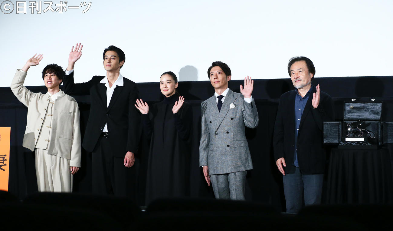 ベネチア映画祭の銀獅子トロフィーを披露し、笑顔で手を振る映画「スパイの妻」の、右から黒沢清監督、高橋一生、蒼井優、東出昌大、板東龍汰（撮影・足立雅史）