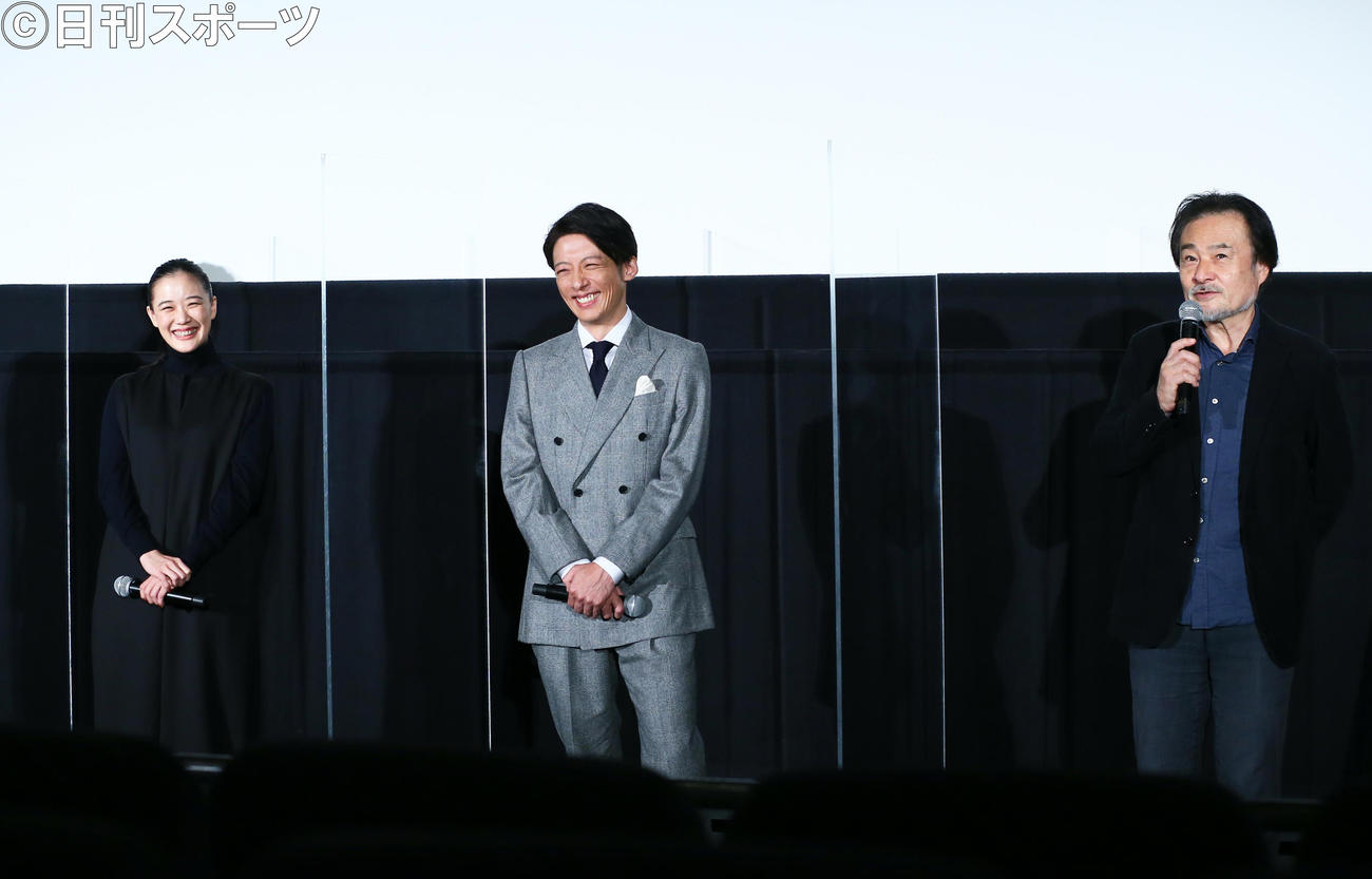 映画「スパイの妻」舞台あいさつで笑顔を見せる、左から蒼井優、高橋一生、黒沢清監督（撮影・足立雅史）