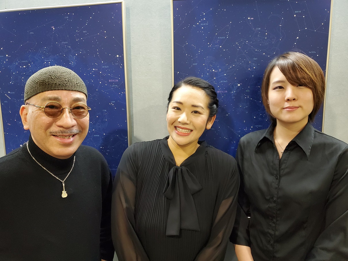 終演後、笑顔で記念撮影に収まる笛吹利明、中村詩織さん、Shinki（左から）