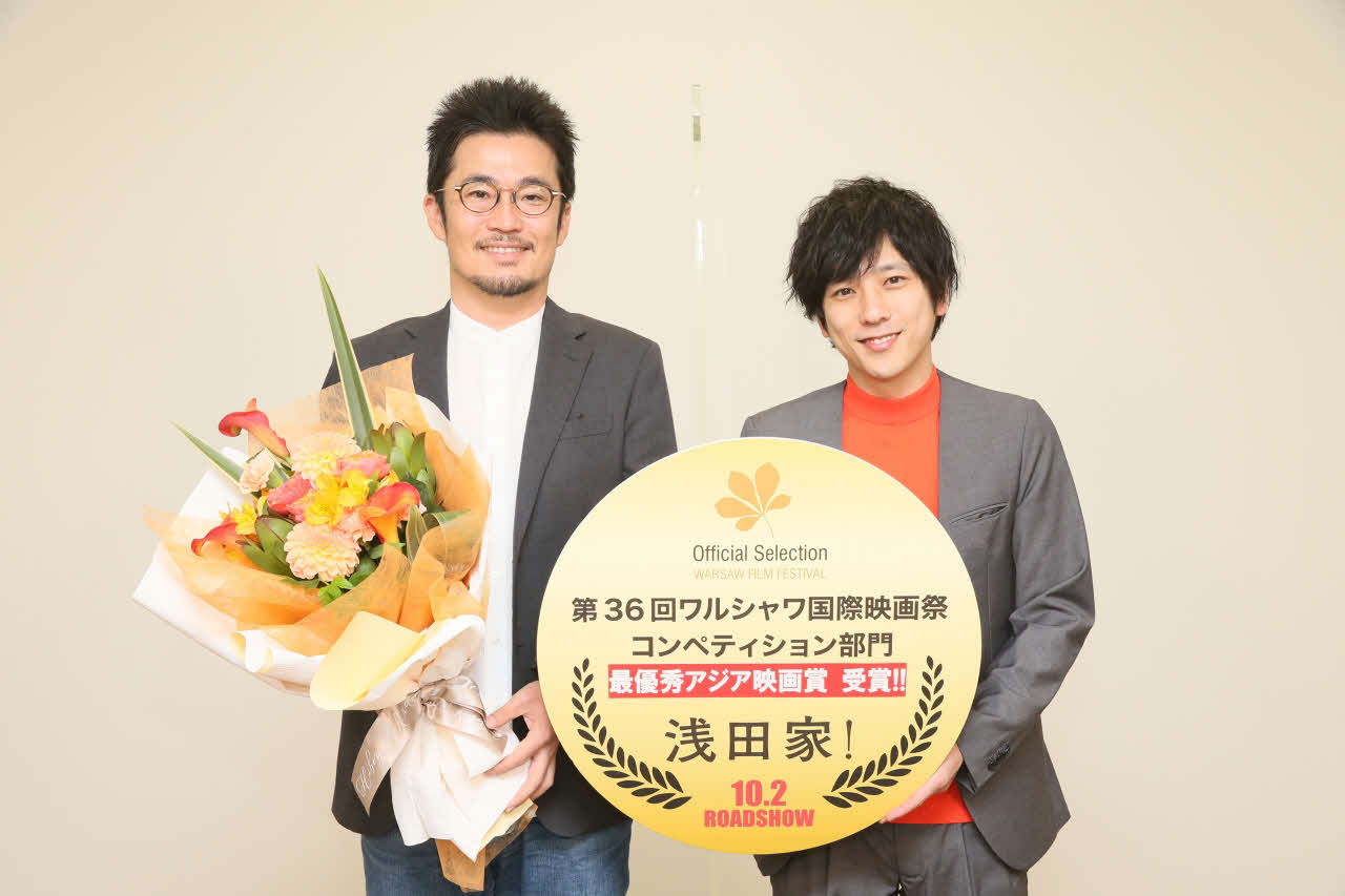 記念撮影する主演の嵐二宮和也（右）と中野量太監督