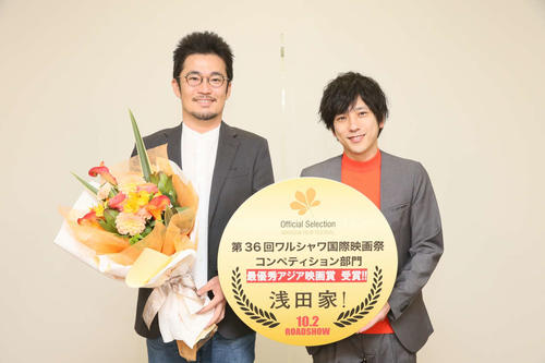 記念撮影する主演の嵐二宮和也（右）と中野量太監督