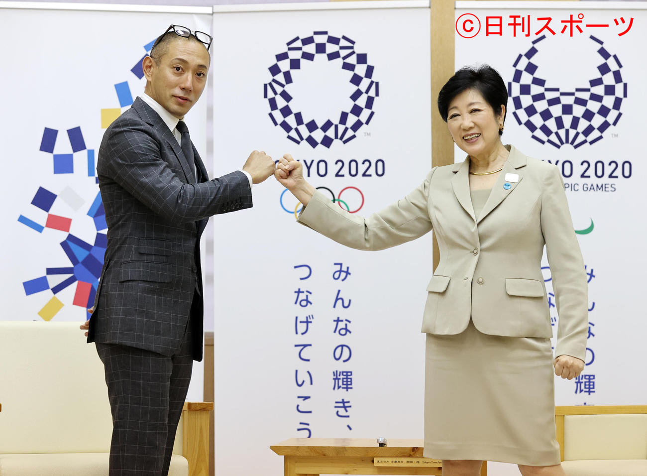 意見交換のため、東京都庁の小池百合子都知事（右）を訪問した市川海老蔵は、グータッチであいさつする（撮影・浅見桂子）