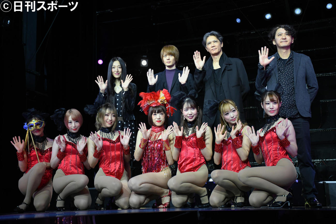 映画「彼女は夢で踊る」初日直前舞台あいさつで現役ストリッパー（前列）と写真に納まる、左から矢沢ようこ、犬飼貴丈、加藤雅也、時川英之監督（撮影・大友陽平）