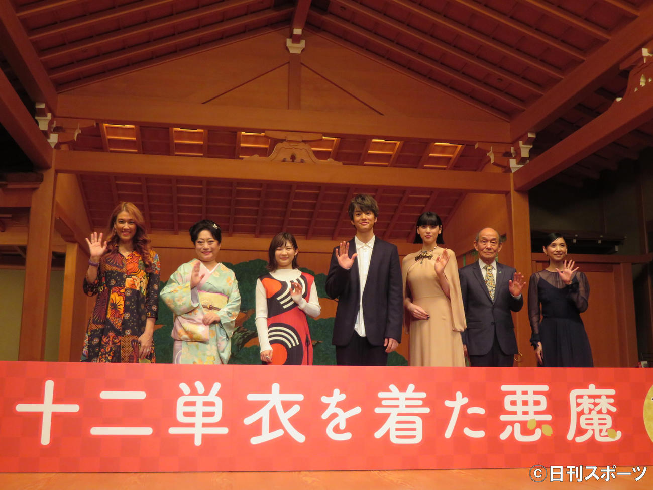 映画「十二単衣を着た悪魔」完成披露報告会に登壇した、左からLiLiCo、山村紅葉、伊藤沙莉、伊藤健太郎、三吉彩花、笹野高史、黒木瞳監督（撮影・村上幸将）