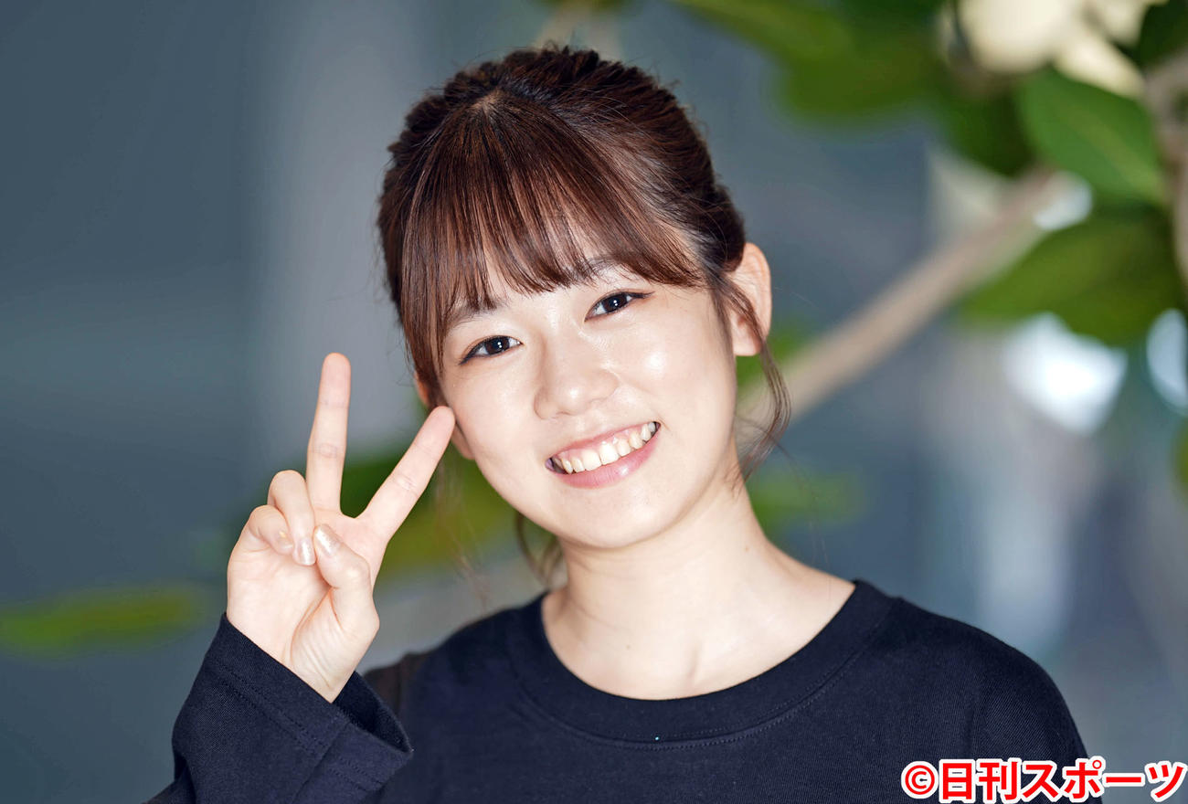 初々しくピースする川口葵（撮影・鈴木みどり）