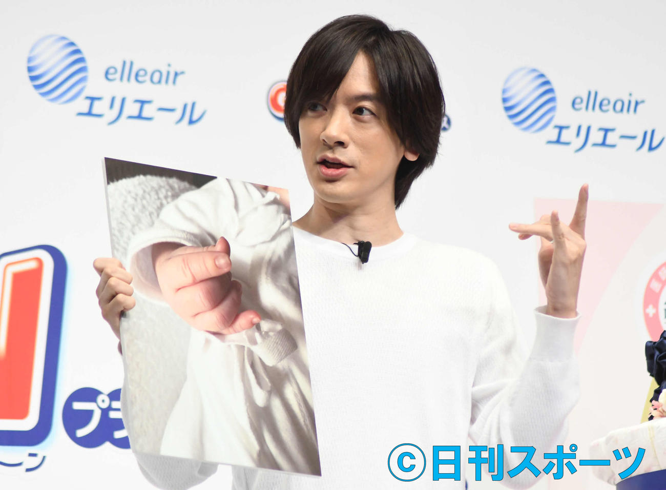 新CM発表会で愛娘の「ウィッシュ」ポーズを初公開するDAIGO（撮影・大友陽平）
