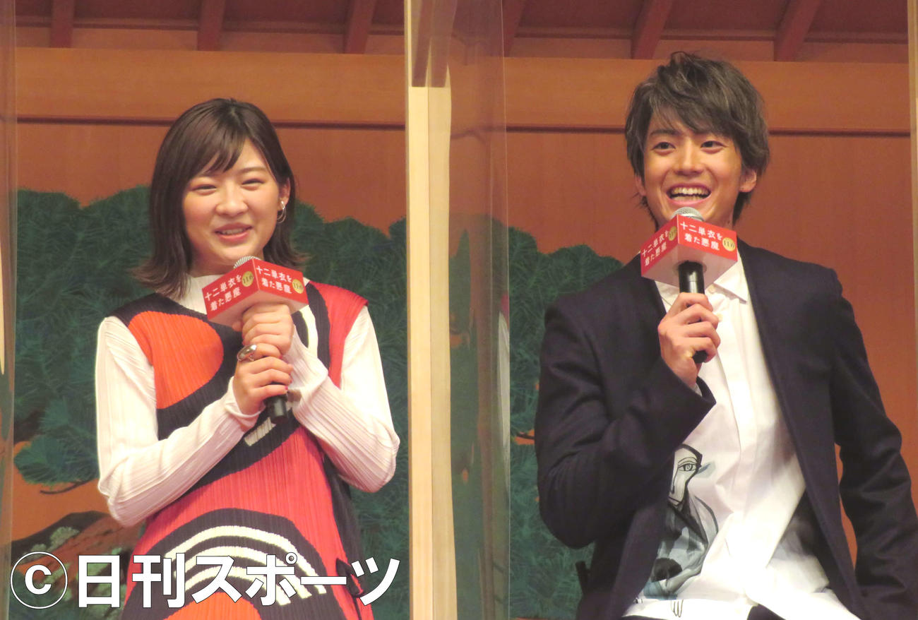 映画「十二単衣を着た悪魔」完成披露報告会で、キスシーンについて語り、笑う伊藤沙莉と伊藤健太郎（撮影・村上幸将）