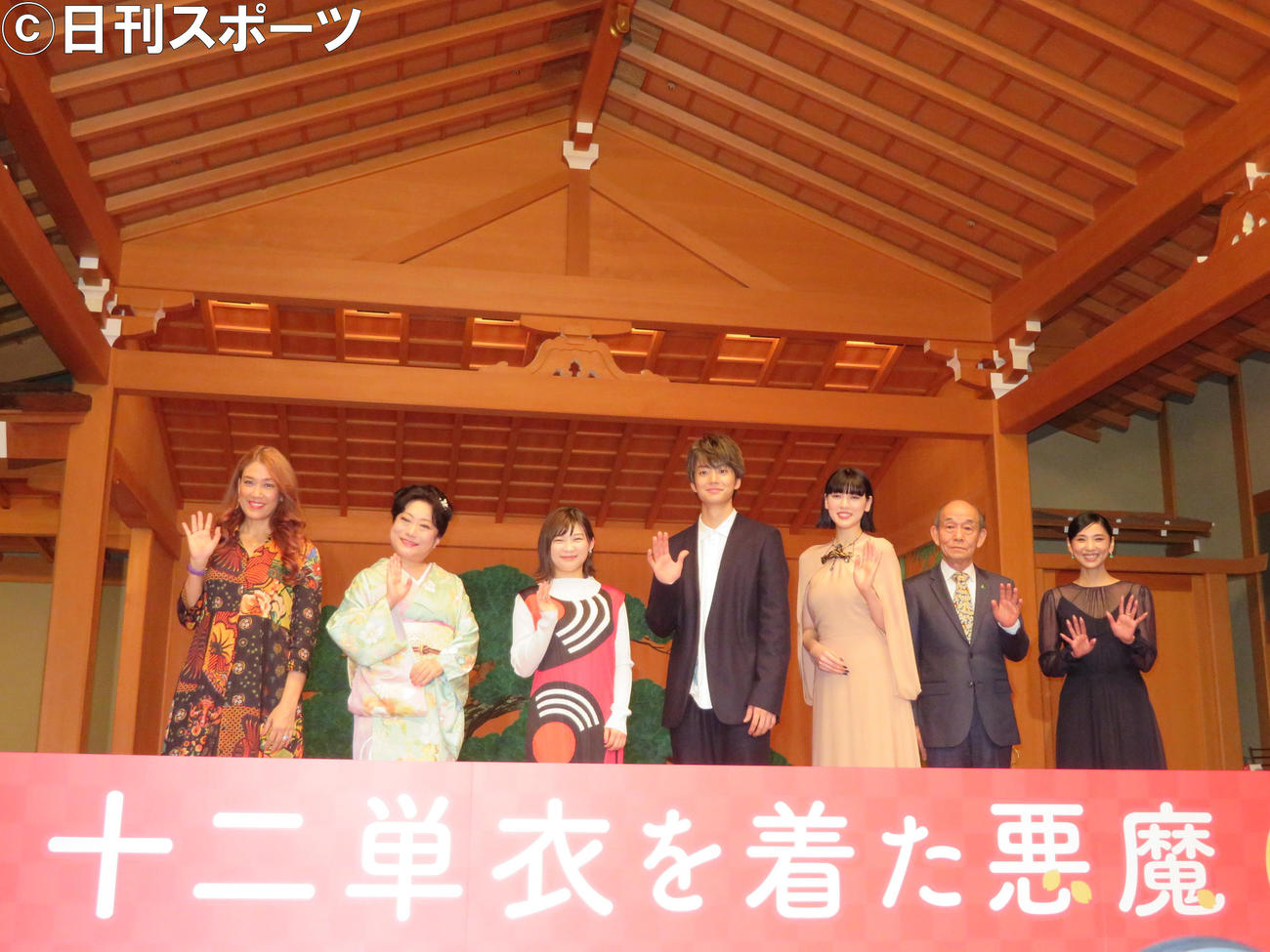 完成披露報告会に登壇した、左からLiLiCo、山村紅葉、伊藤沙莉、伊藤健太郎、三吉彩花、笹野高史、黒木瞳監督（撮影・村上幸将）