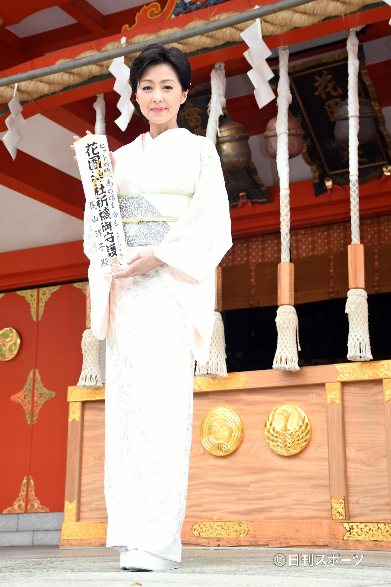 新シングル「あの頃も　今も～花の24年組～」のヒット祈願を行った長山洋子（撮影・大友陽平）
