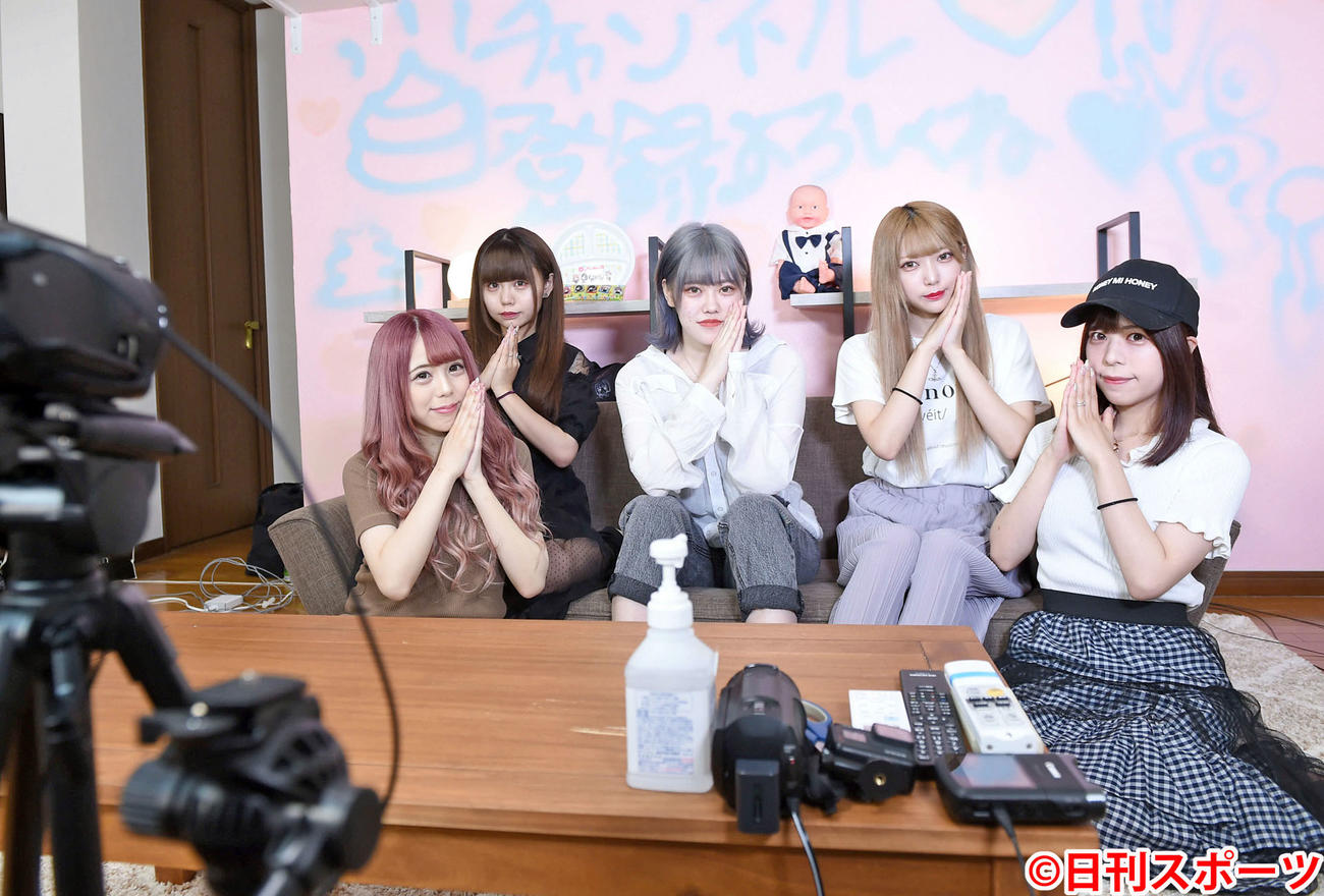 笑顔でポーズを決める、ユーチューバーアイドルおこさまぷれ～と。左からりあら、ゆいにゃ、のぴ、しゅがー、ちゃき（撮影・たえ見朱実）